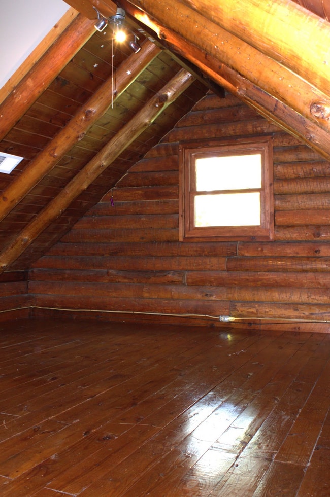 Building Photo - 3 Bedroom 2 bathroom with bonus room log cabin