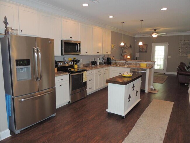 Building Photo - ONE MONTH FREE! Stunning 3BR Home with Fenced Yard in Knoxville