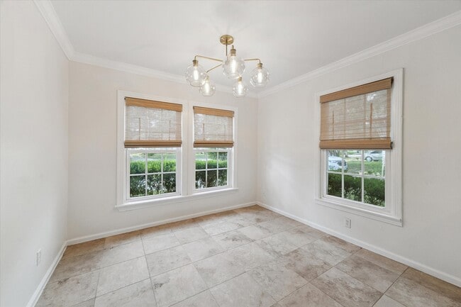 Building Photo - 1063 W 43rd St
