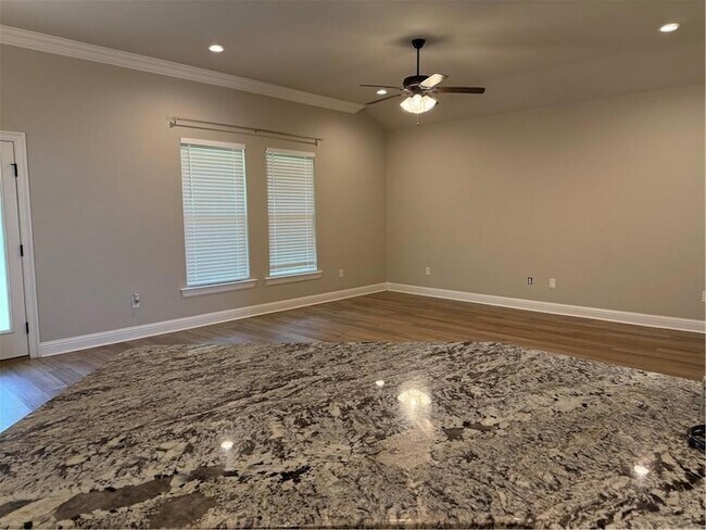 Building Photo - 557 Claiborne Trails Dr
