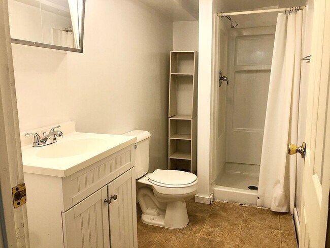 Building Photo - 5 Bedroom House - Walking distance from Central Campus