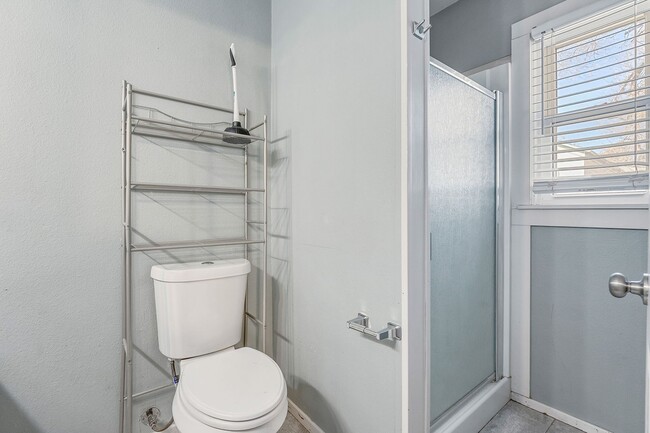 Building Photo - 3 bed 2 bath now available in the heart of Lubbock