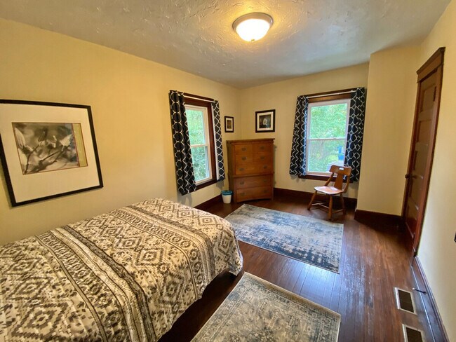 Building Photo - 1520 Maple Rd