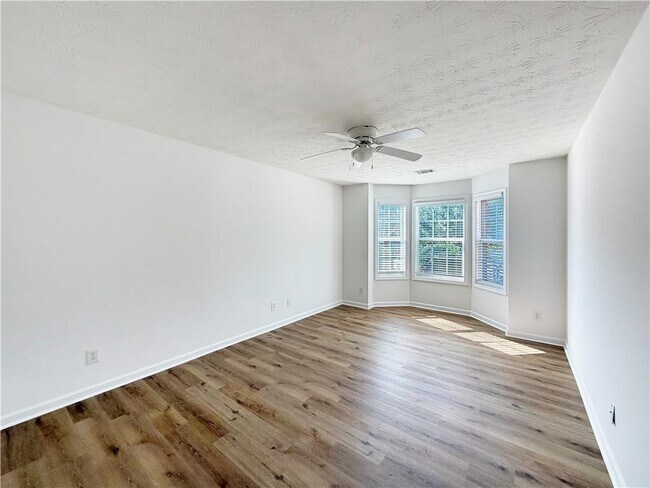 Building Photo - 3385 Stoneleigh Run Dr NE