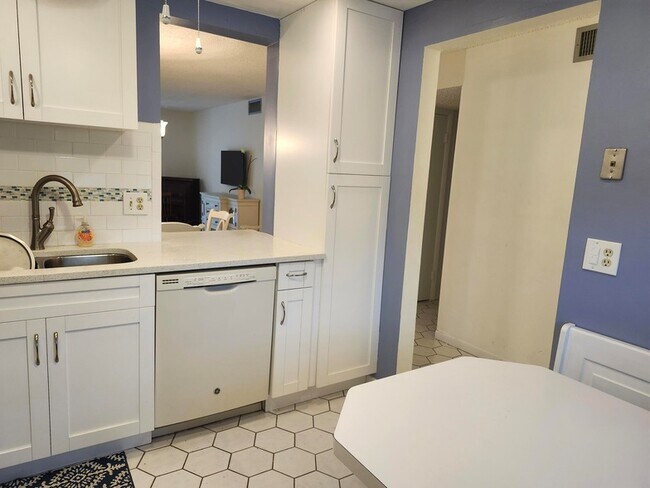 Building Photo - 330 NE 26th Ave