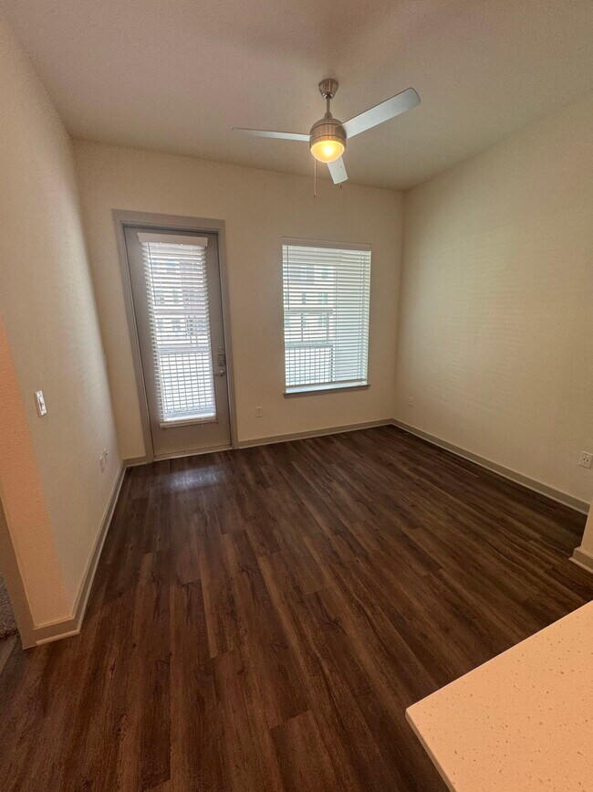 Building Photo - 1000 Persimmon Dr