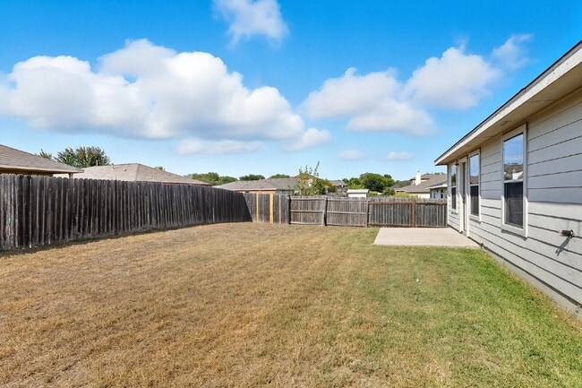 Building Photo - FREE First Month's Rent!