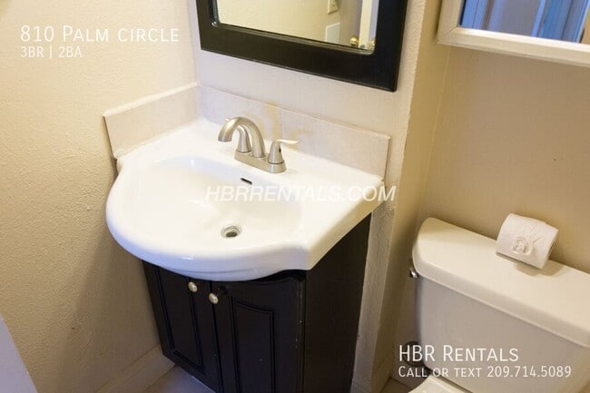 Building Photo - 810 Palm Cir