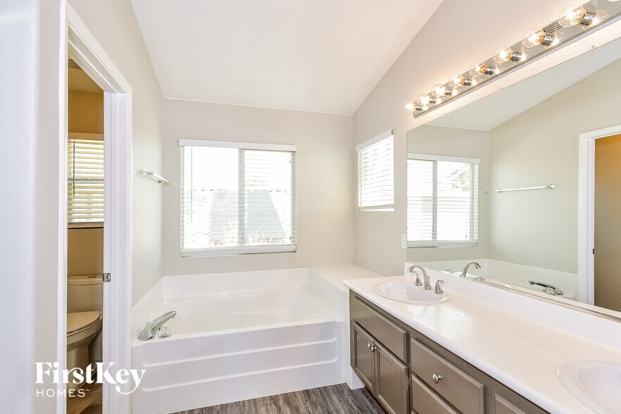 Building Photo - 6046 Evening View St