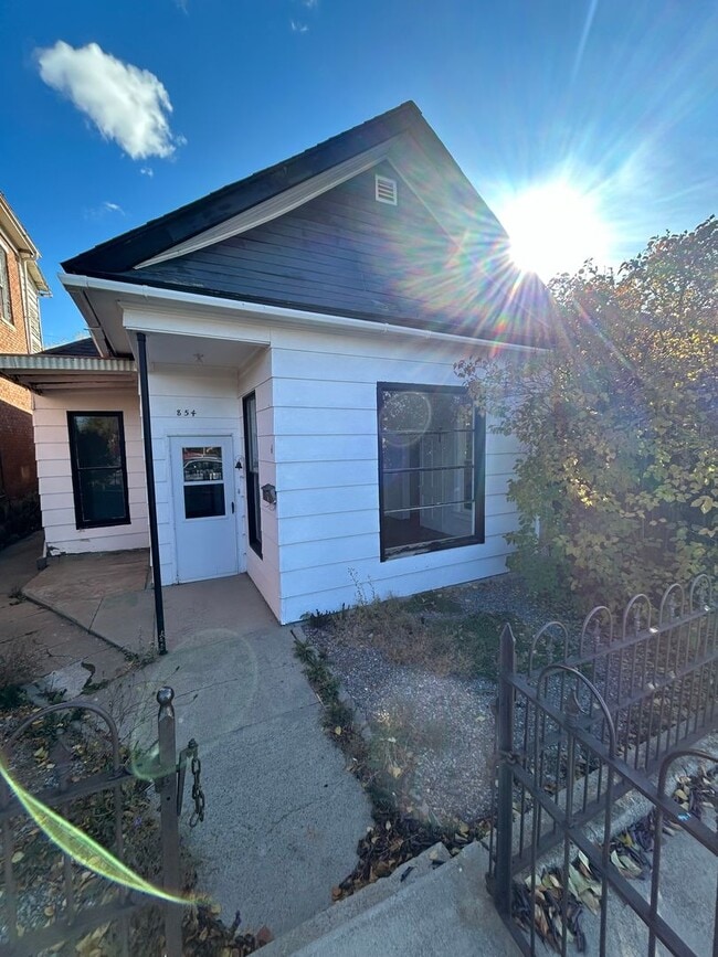 Primary Photo - 854 S Main St