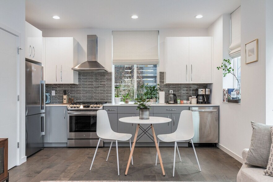 Building Photo - 762 Belmont Pl E