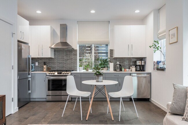 Building Photo - 1002 Boylston Ave E