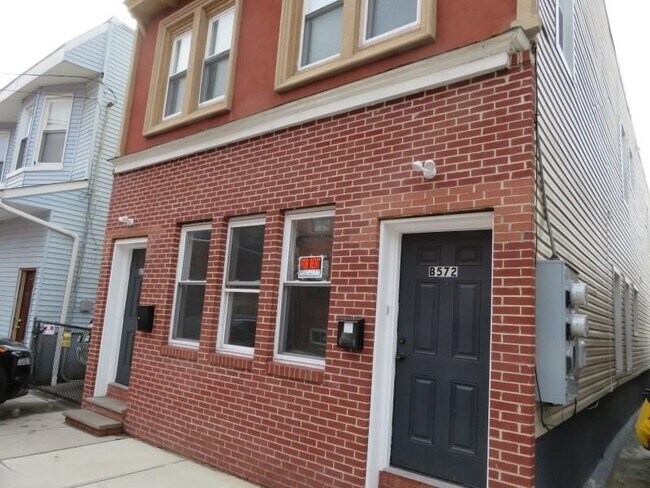 Building Photo - 572 Nassau St