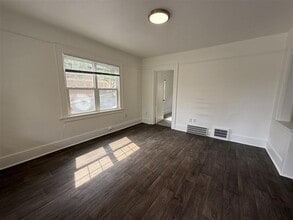 Building Photo - 2333 SW 6th Ave