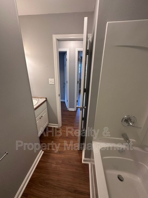 Building Photo - 434 James St
