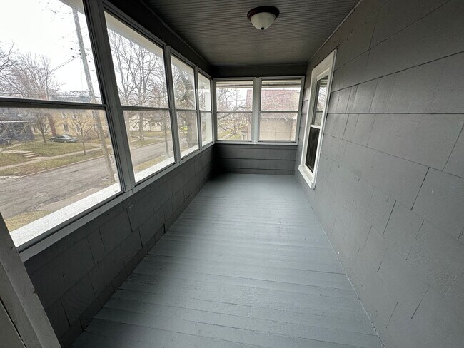 Building Photo - 619-621 Oakhill Ave