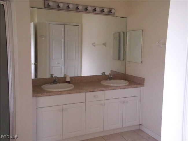 Building Photo - 845 Wolverine St E