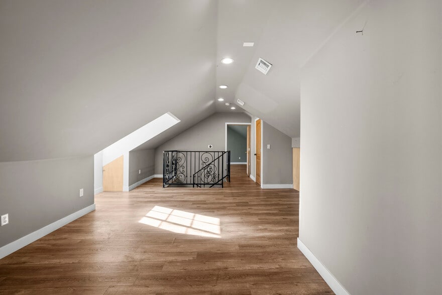 Building Photo - 6223 Simpson Ave