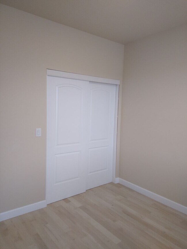 Building Photo - Bison Cove Unit E5 Available Now