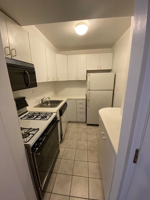 Building Photo - 420 E 64th St