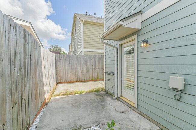 Building Photo - 738 Redwing Pl Dr