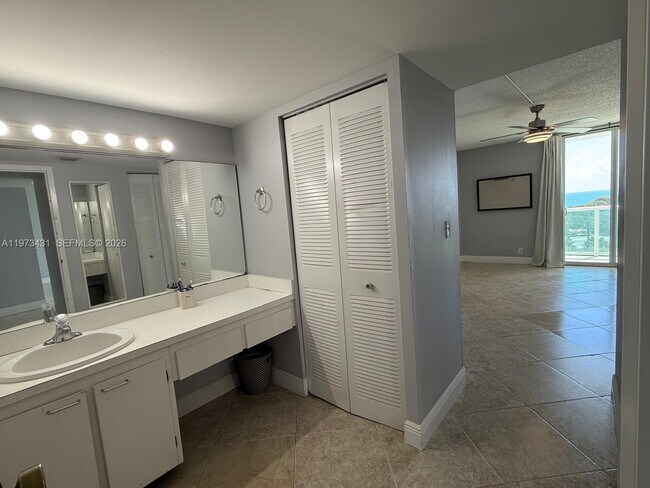 Building Photo - 100 Bayview Dr