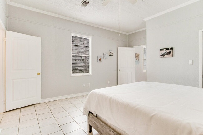 Building Photo - Charming Shotgun Home Just Minutes from Do...