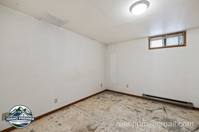 Building Photo - 211 Walnut St