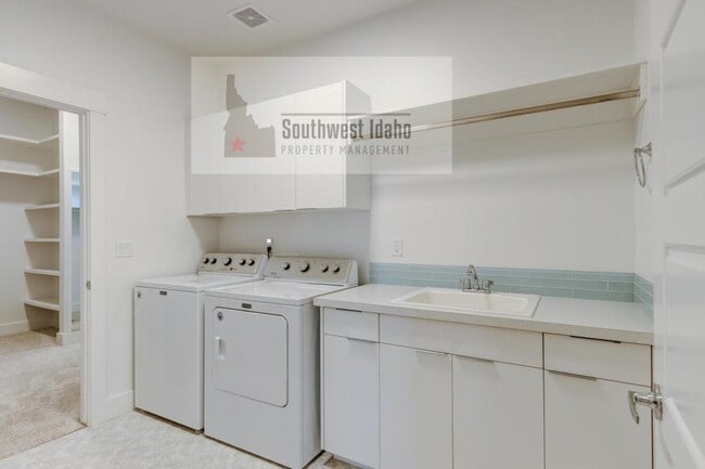 Building Photo - 476 W Buroak Dr