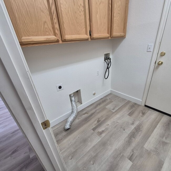 Building Photo - New Flooring throughout; Nice Elk Grove 3 bedroom home! Single story