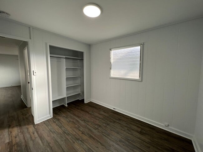 Building Photo - 3046C Harding Ave