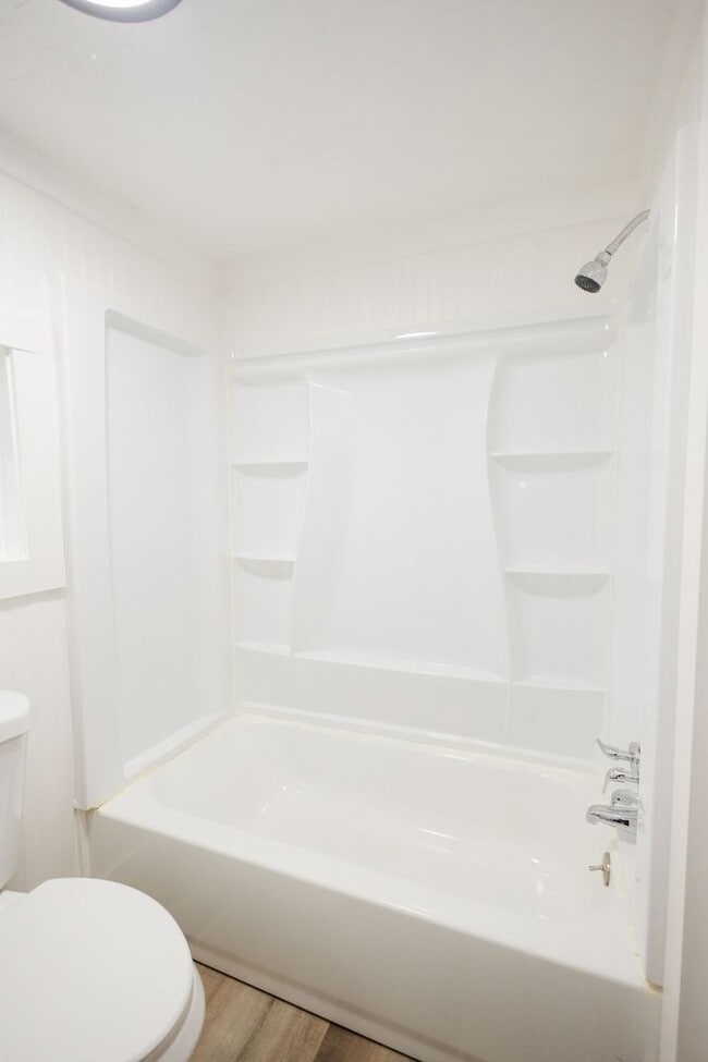 Building Photo - Move-in special: 50% off 1st month's rent – Newly Renovated 2 Bedroom Home!