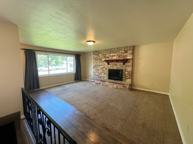 Building Photo - 5 bedroom 3 bathroom home for rent