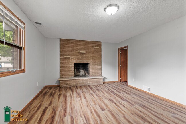 Building Photo - 4 Bedroom Home in Plymouth