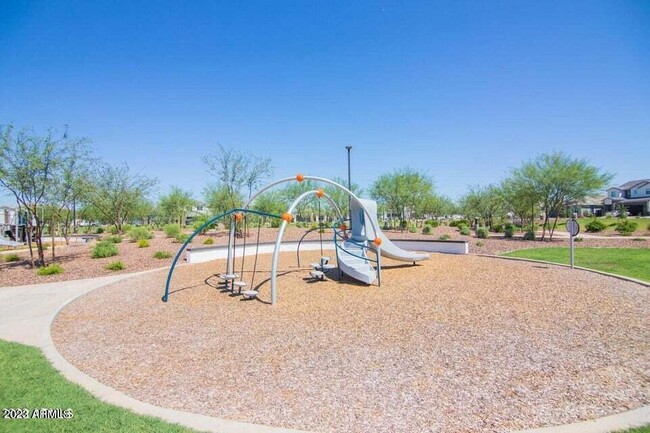 Building Photo - 4815 E Village Dr