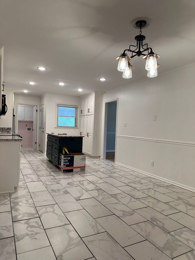 Building Photo - Large Home on the Eastside on a deadened street - Pre Lease