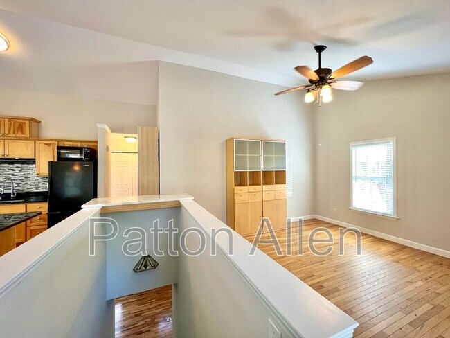 Building Photo - 430 Riverview Dr