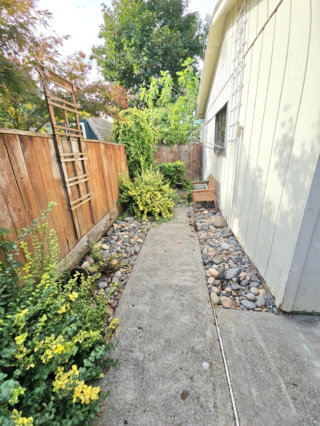 Building Photo - 7037 N Monteith Ave