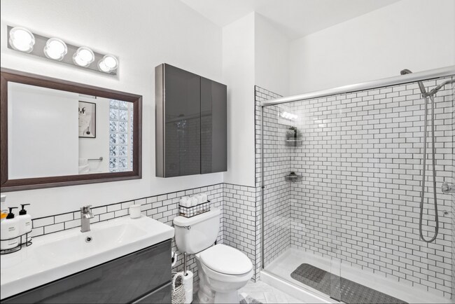 Building Photo - Industrial Chic 3bed/3bath loft style cond...