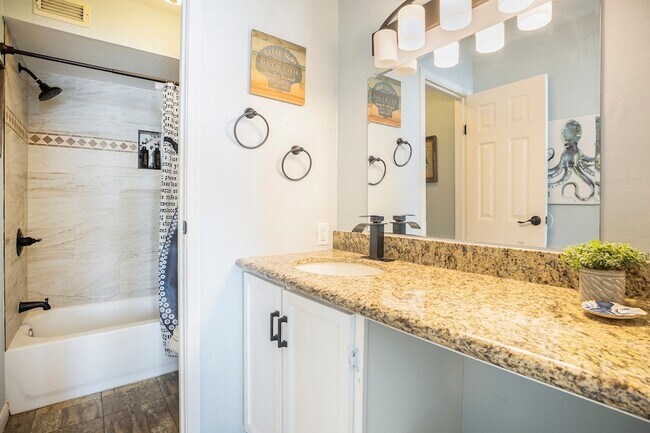 Building Photo - 6300 Seawall Blvd