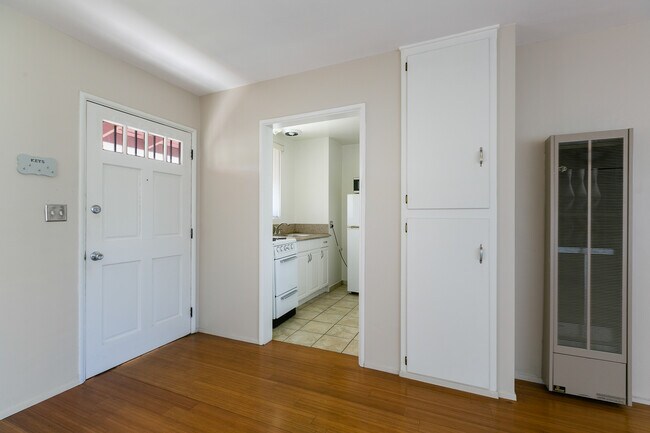 Entryway/ kitchen - 738 Santa Barbara St