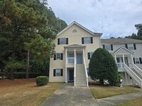 Building Photo - Convenient 2BR/2.5BA Condo in Chapel Hill