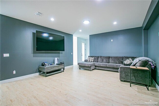 Building Photo - 22 E St