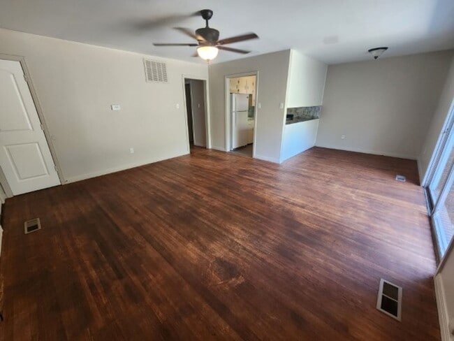 Building Photo - 104 Valley View Dr