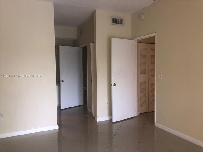Building Photo - 6992 SW 39th St