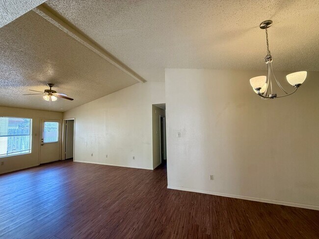 Building Photo - QUIET LOCATION - YARD BACKS TO GREENBELT