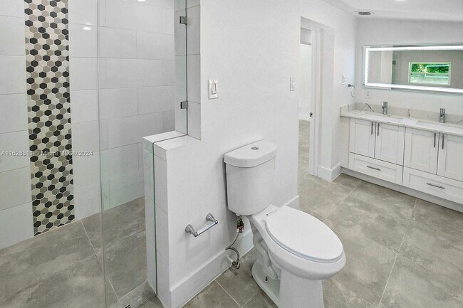 Building Photo - 1612 NE 16th Ave