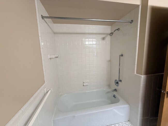 Building Photo - Cozy 2 Bedroom, 1 Bath Apartment with Patio - Welcome Home!