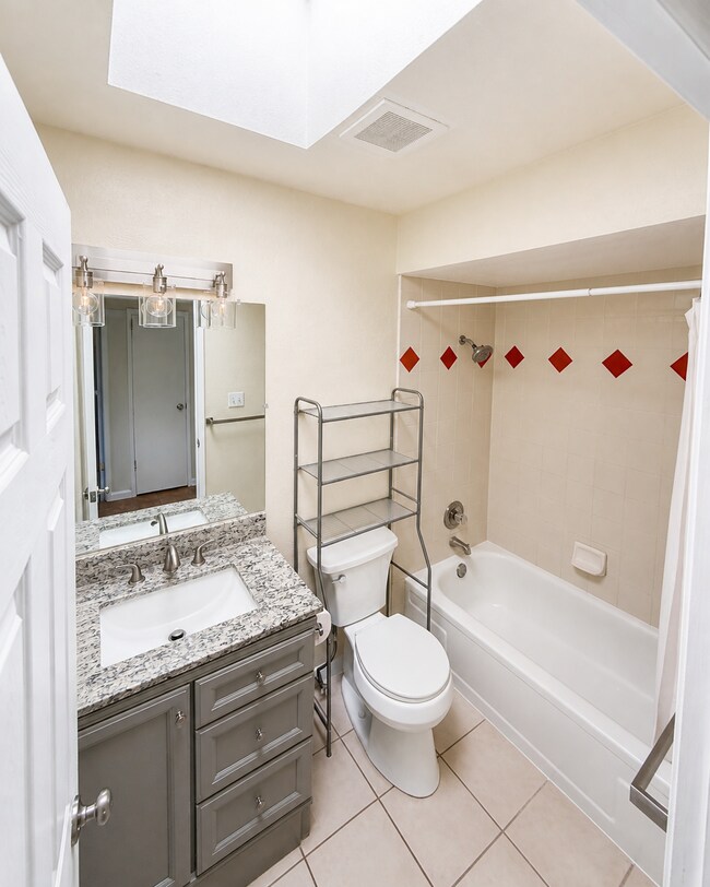 Building Photo - "Charming 2-Bedroom Duplex Oasis in Sacramento - Comfortable Living!