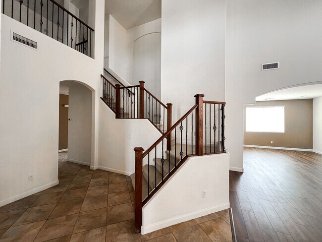 Building Photo - 4 Bed + Office | 3 Bath | 3-Car Garage | E...